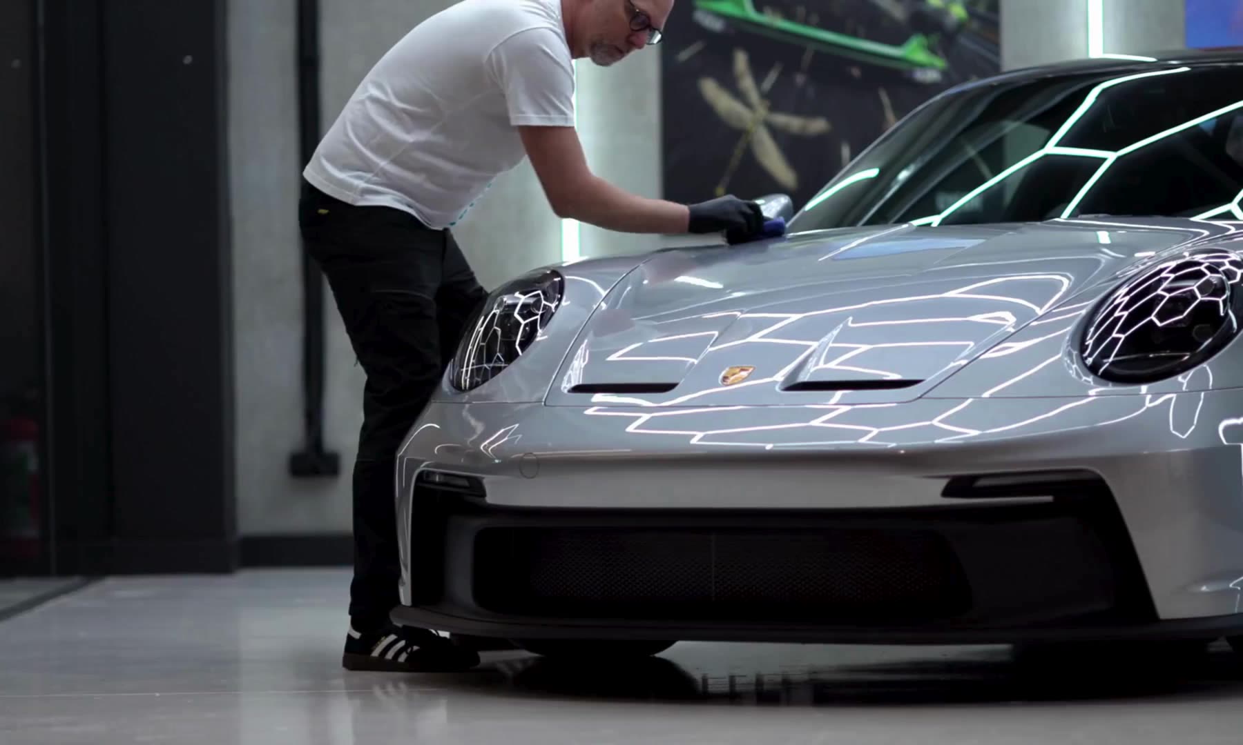 Keramikversiegelung wird auf die Fronthaube eines Porsche 911 GT3 aufgetragen