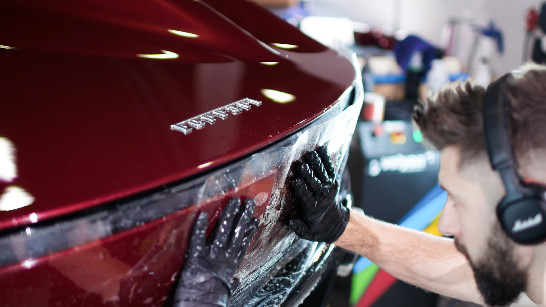 Lackschutzfolie wird an der Front eines Ferrari verklebt