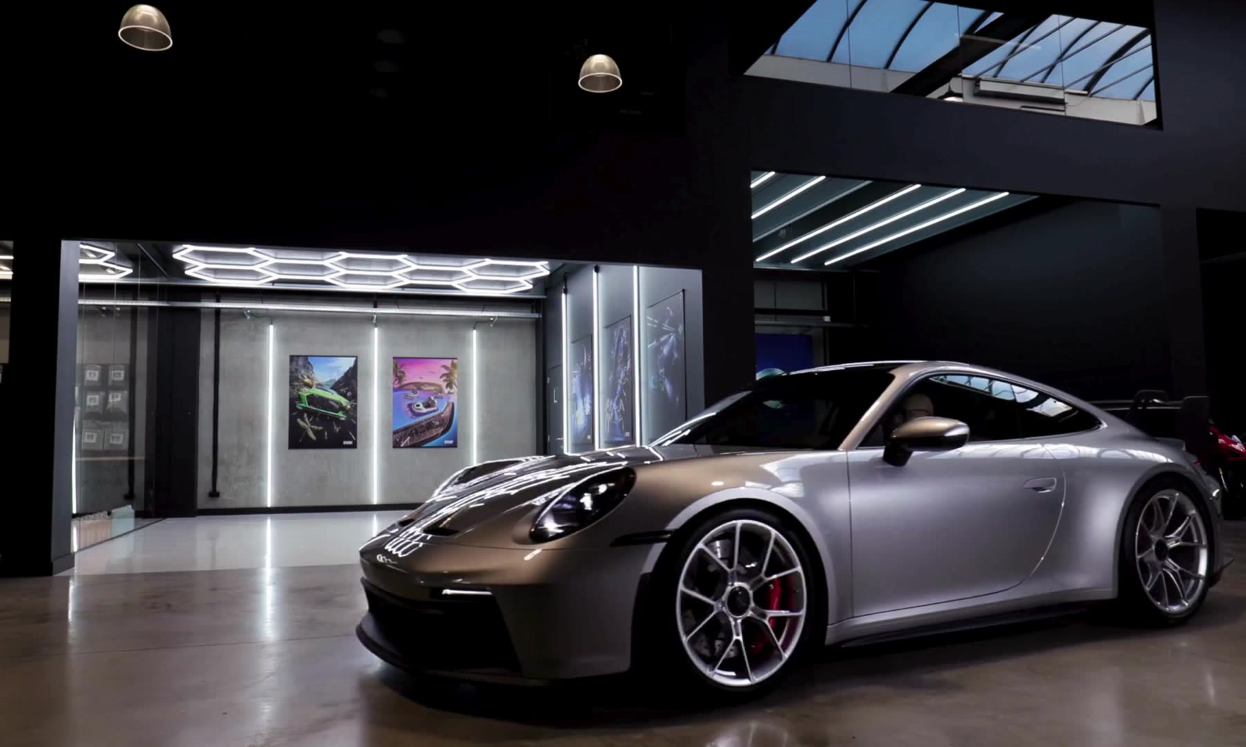 Porsche 911 GT3 Touring im Detailing-Studio unter Lichtlinien